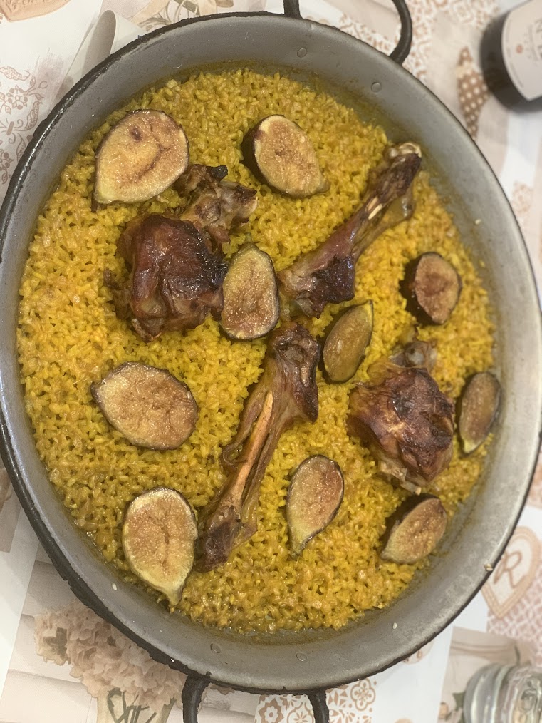 Paella de paletilla de cordero e higos