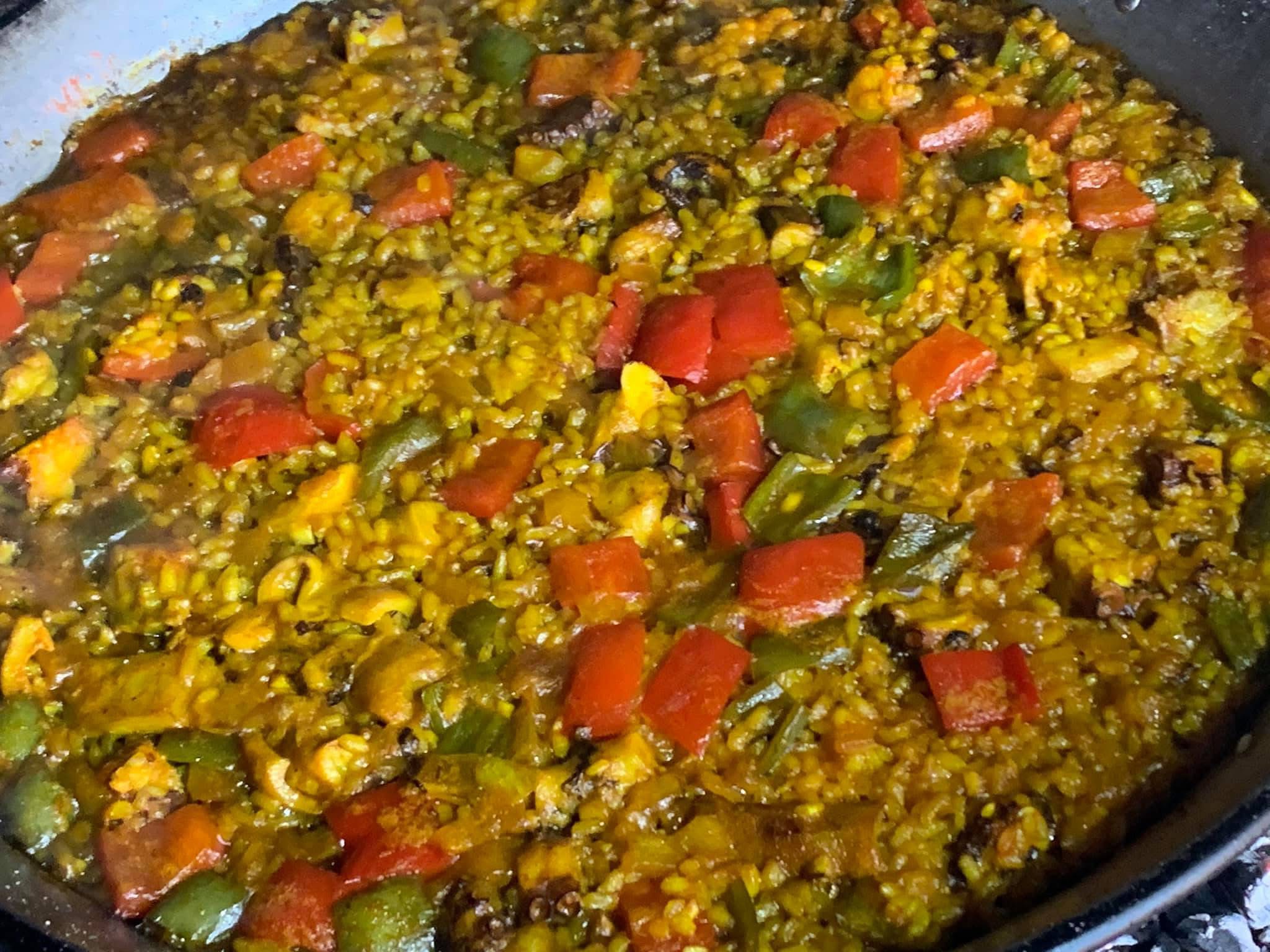 Plato final de paella de pulpo con ajos tiernos