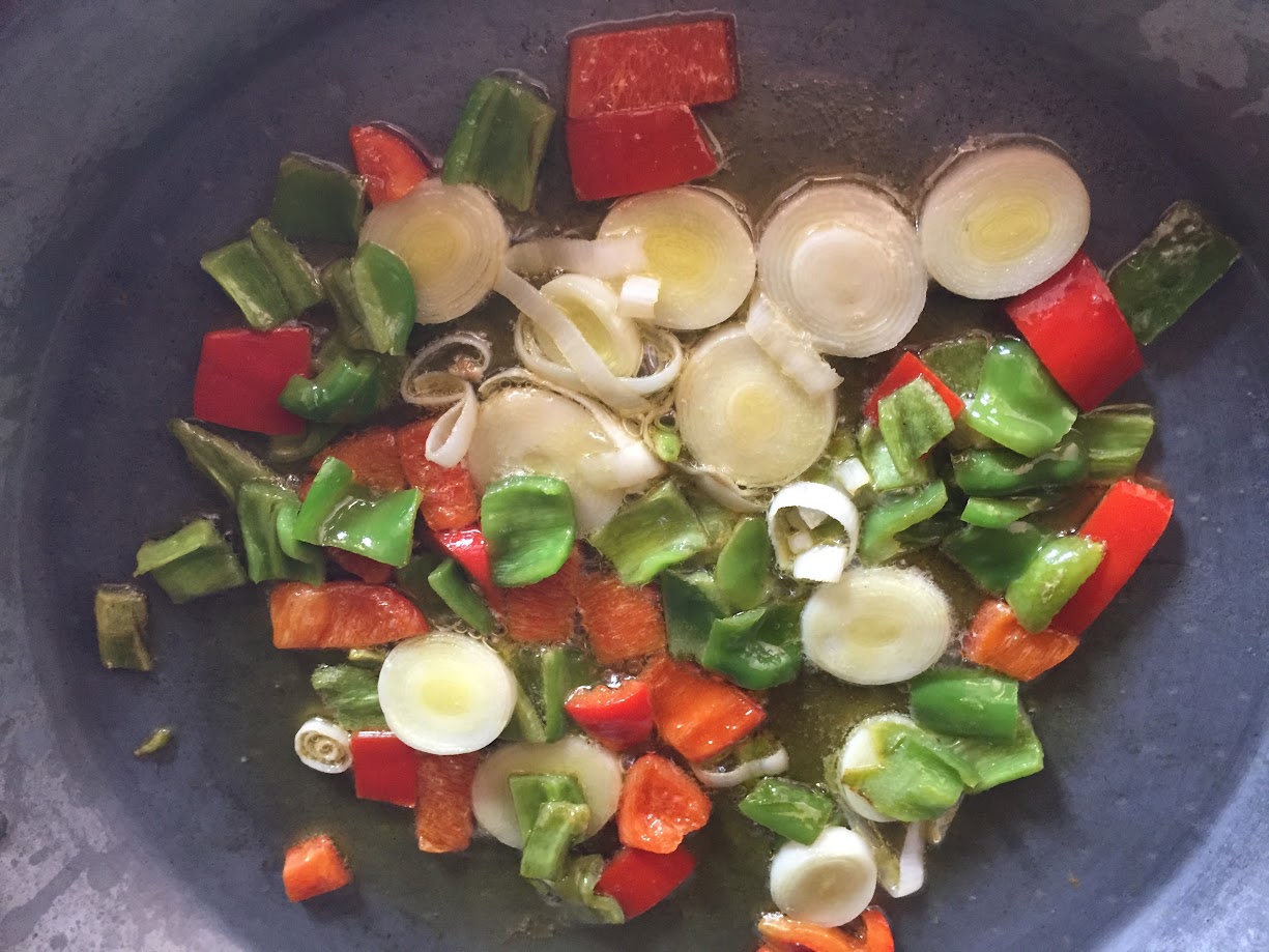 Arroz con pulpo y ajos tiernos durante la cocción