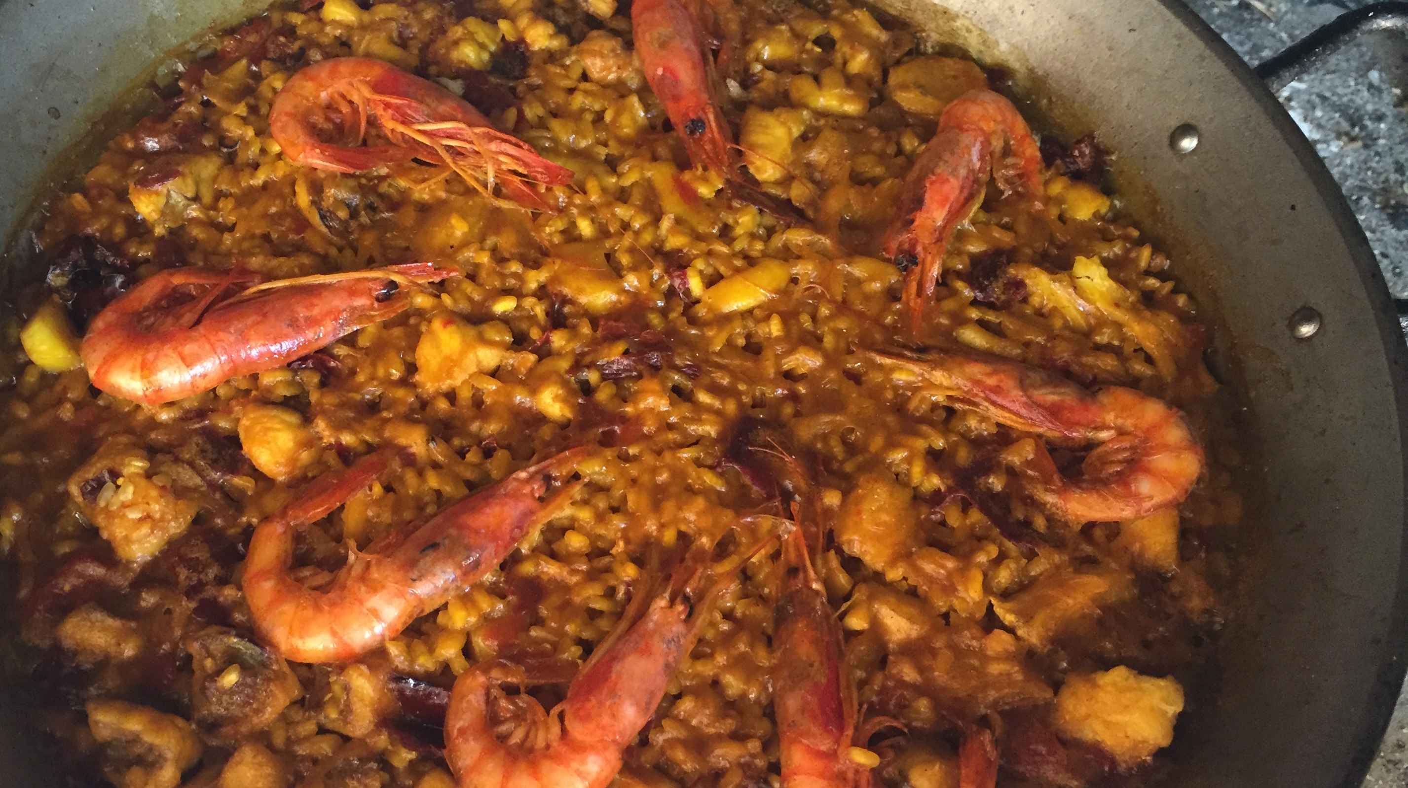 Paella con rape, sepia, marisco y ñora