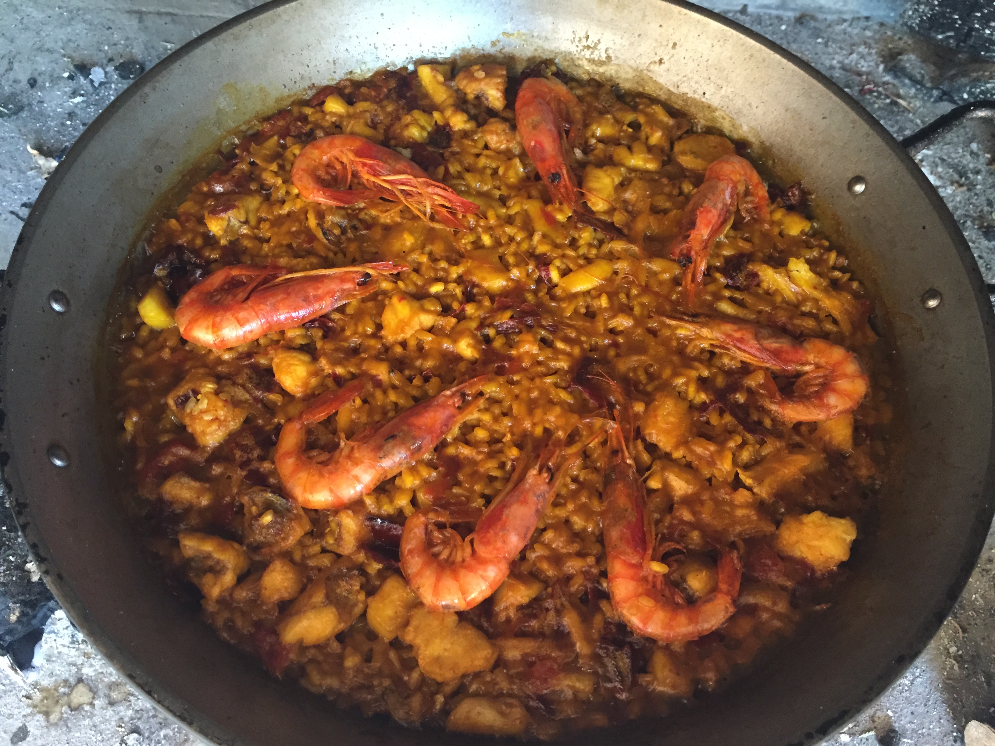 Paella con rape, sepia, marisco y ñora