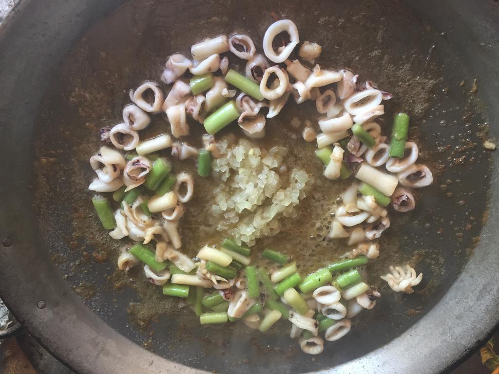 Calamar, cebolla y ajos dorándose