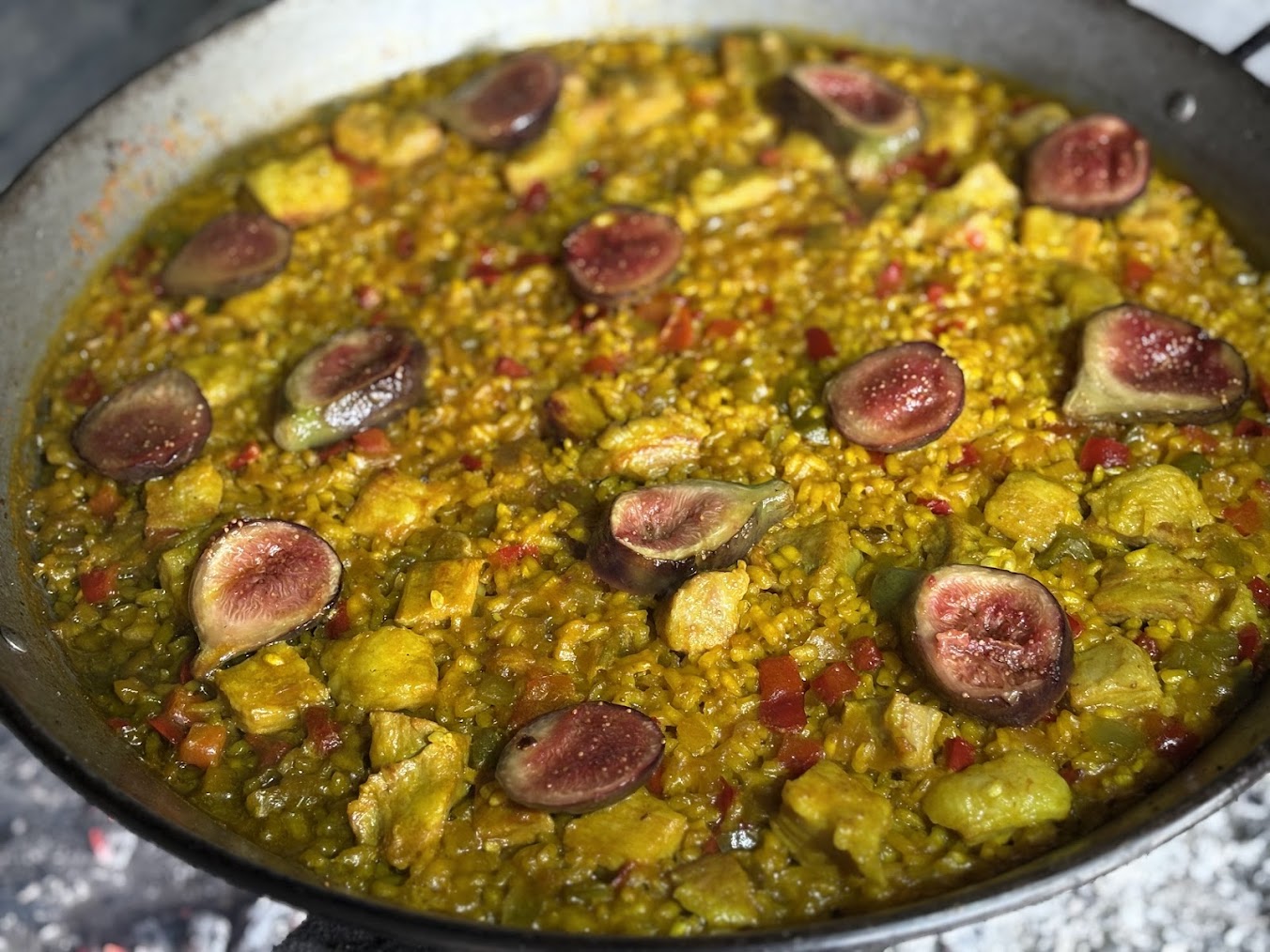 Paella de secreto ibérico con higos y pimientos
