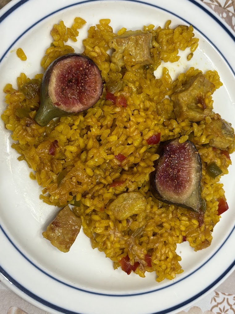 Paella de secreto ibérico con higos y pimientos