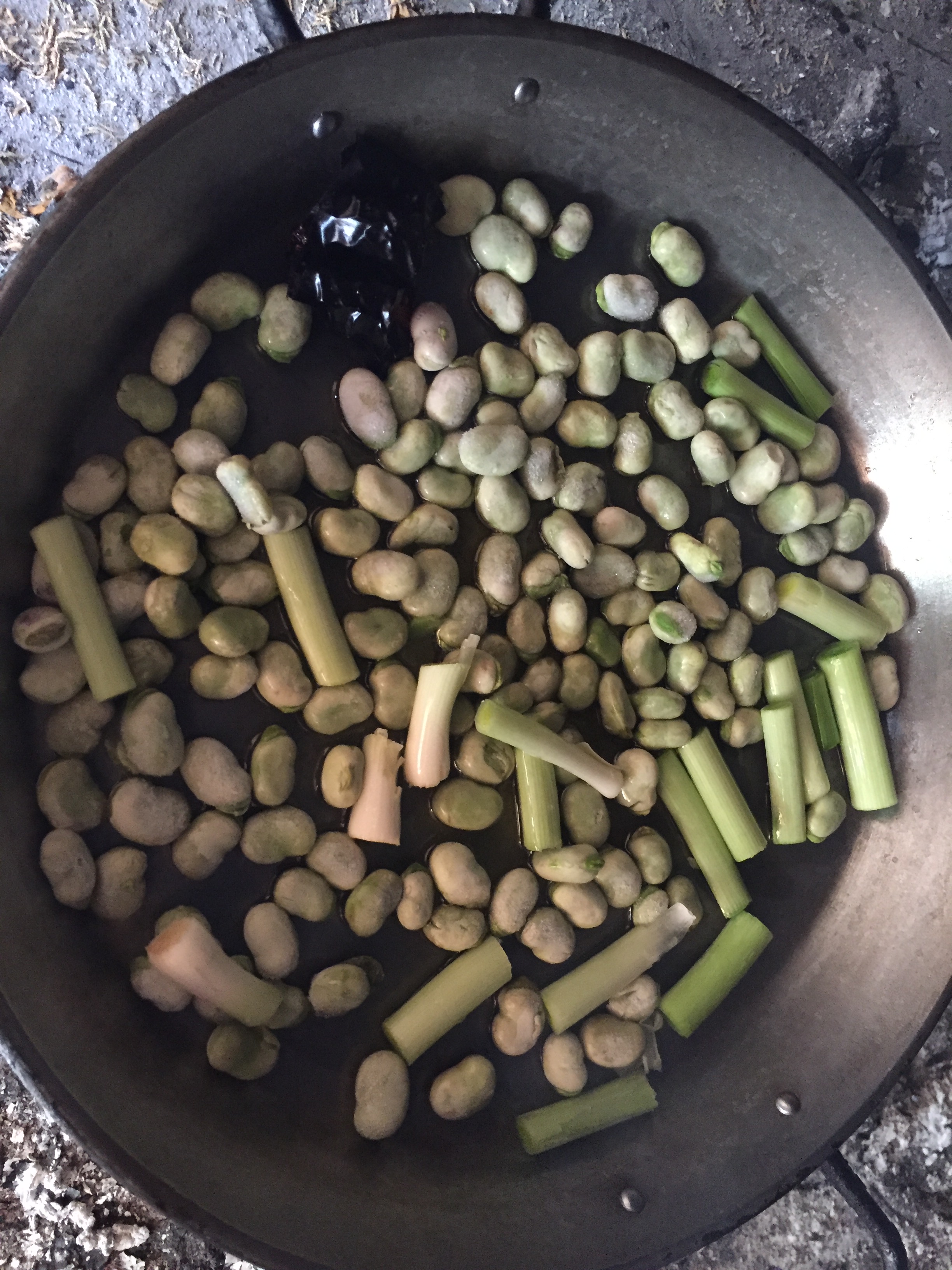 Sofreír habas y ajos