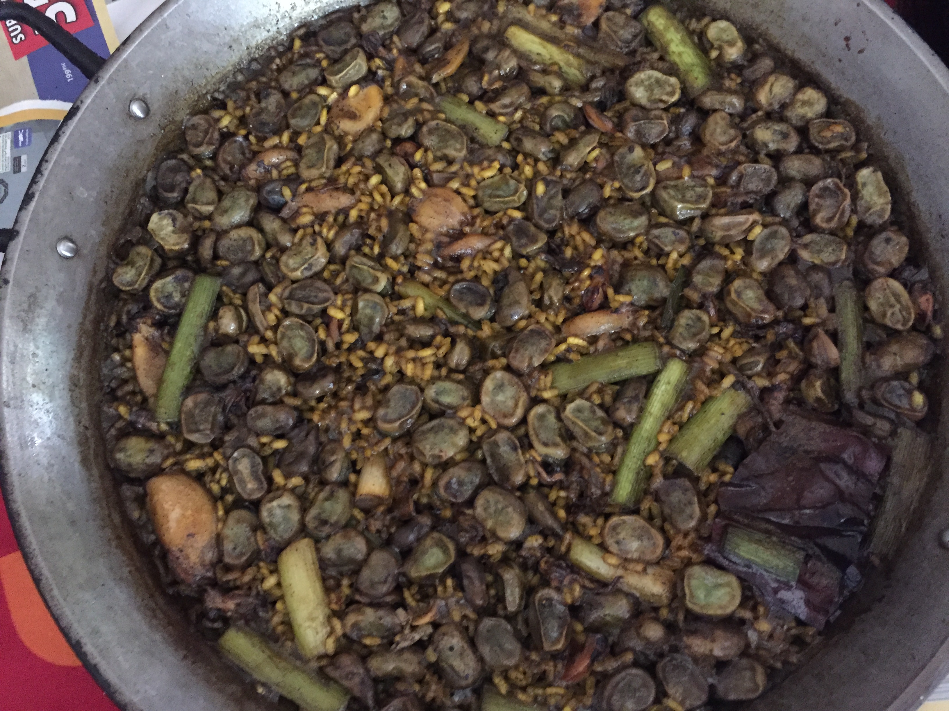 Paella de chipirones con habas tiernas