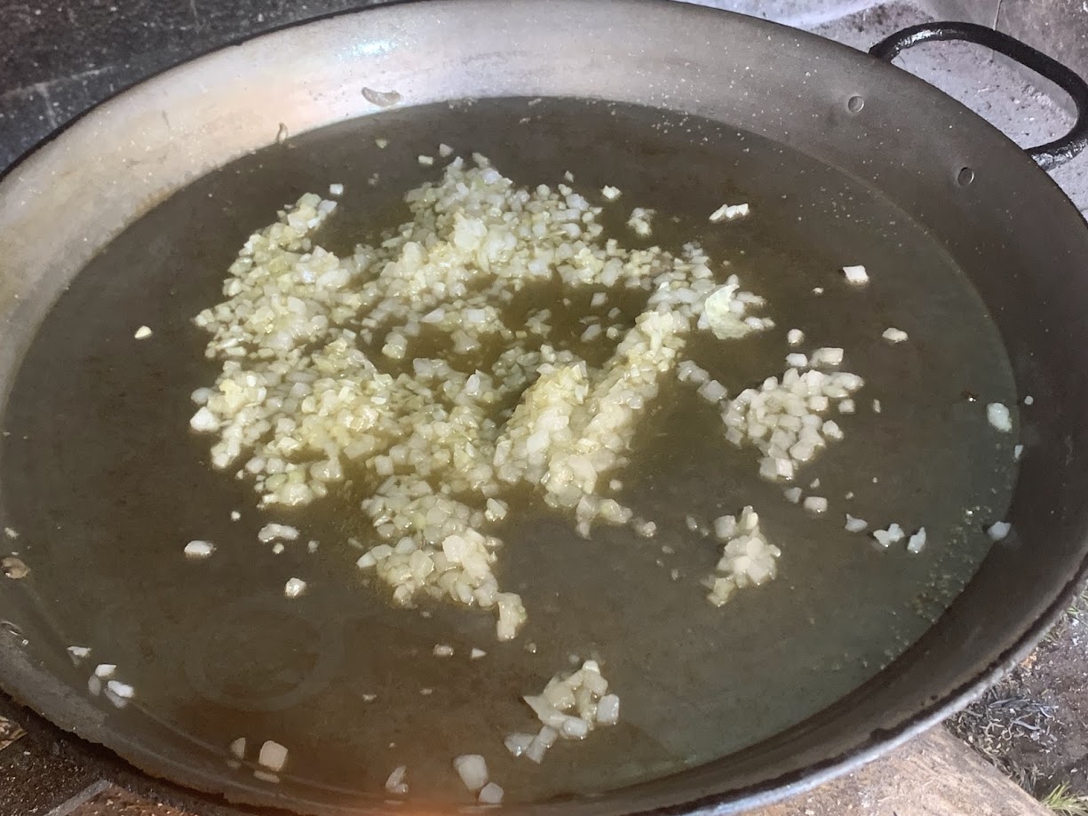 Costillas sofrito de cebollas y ajos