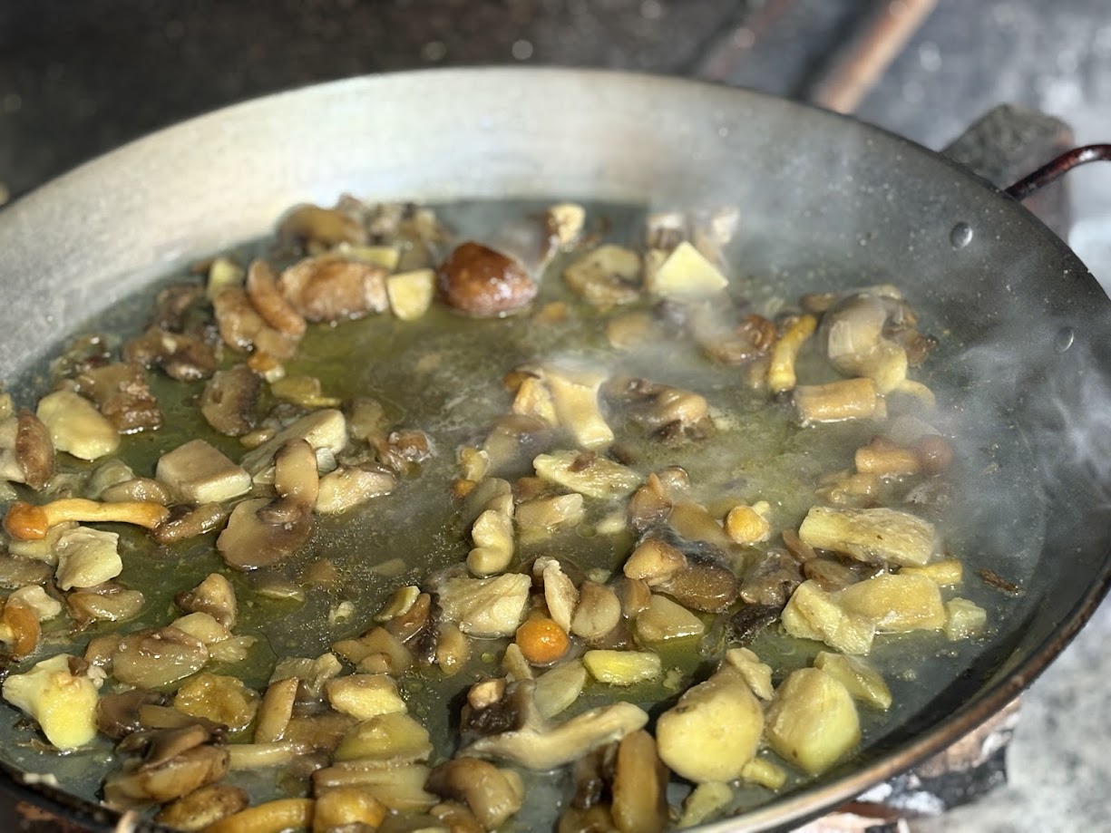 Sofrito de ajos y boletus en la paellera