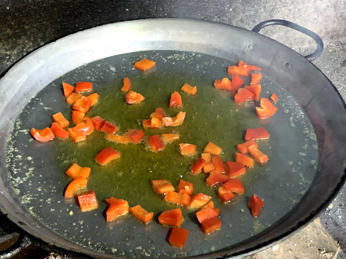 Sofreír pimiento rojo