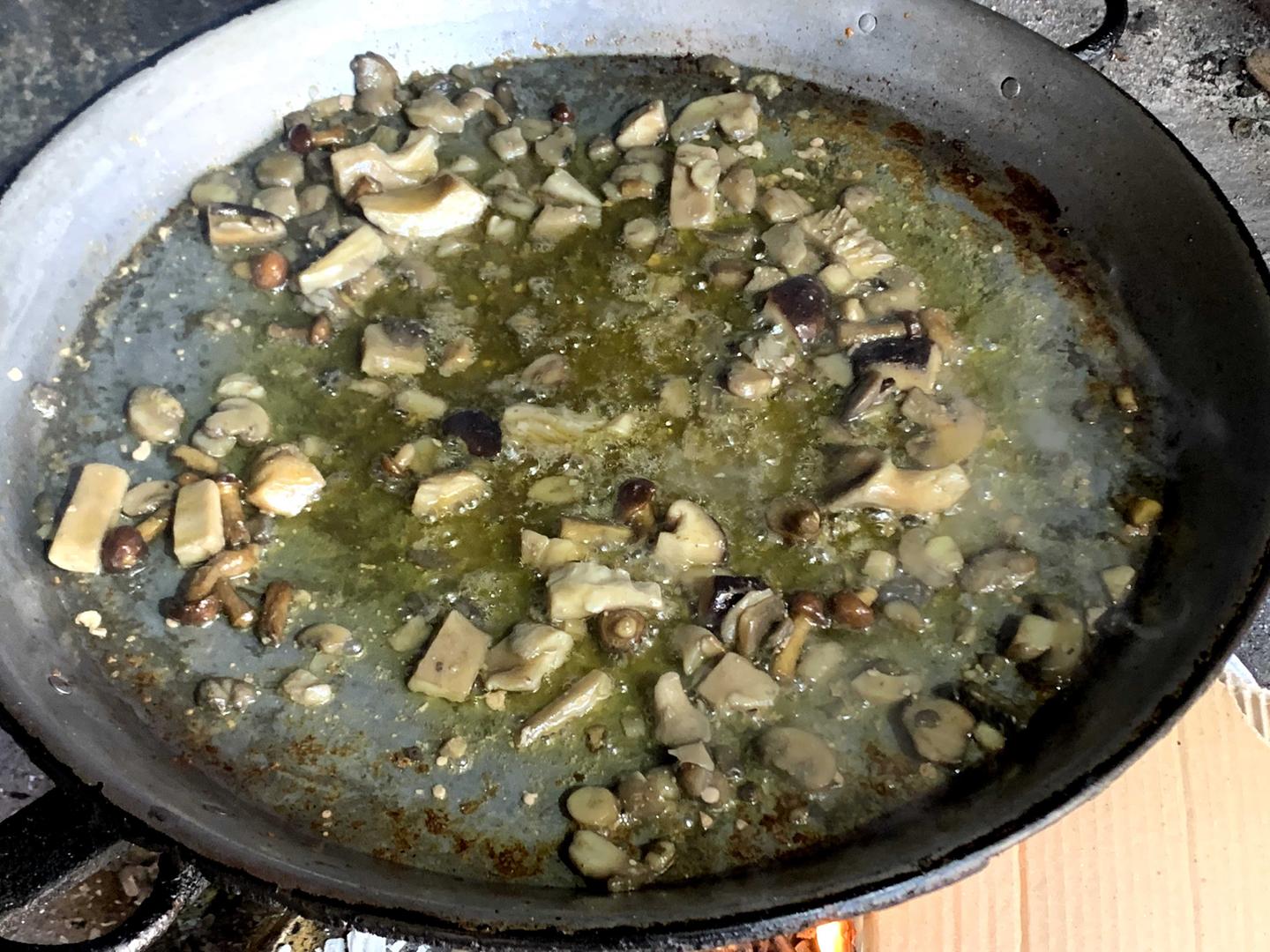 Saltear setas con vino blanco