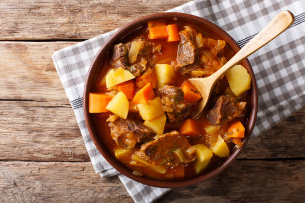 Plato de goulash húngaro con pan al lado