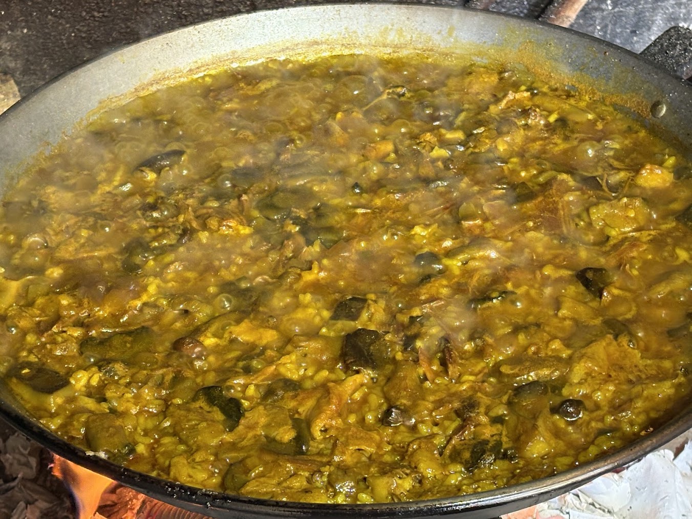Cocción del arroz con caldo en la paellera