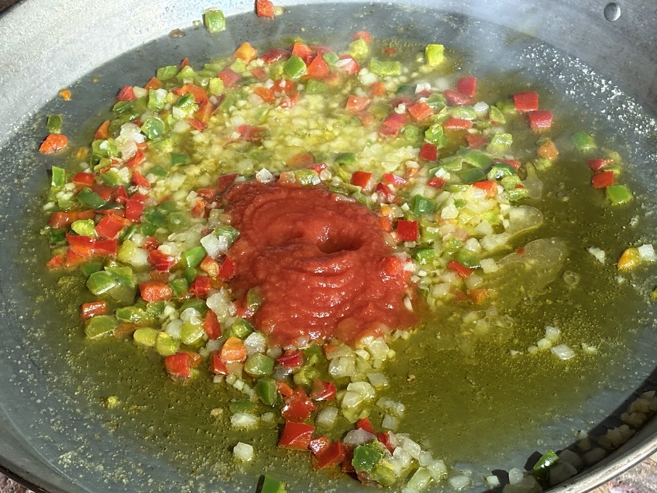 Sofrito marino de cebolla, pimientos y tomate