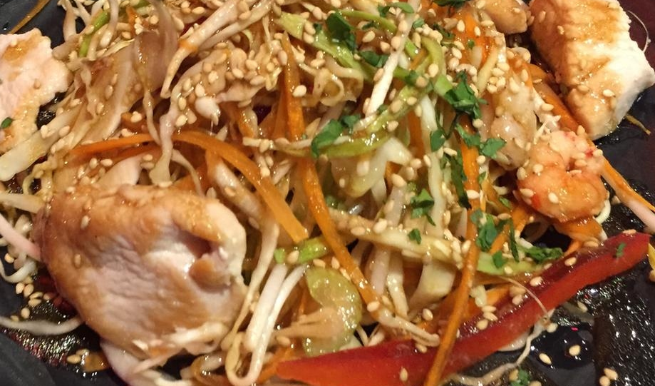 Ensalada asiática de pollo con brotes de soja