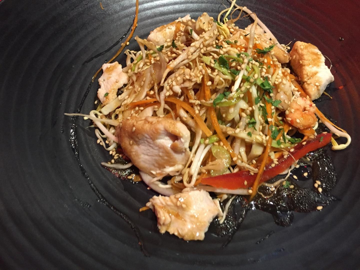 Ensalada asiática de pollo con brotes de soja emplatada