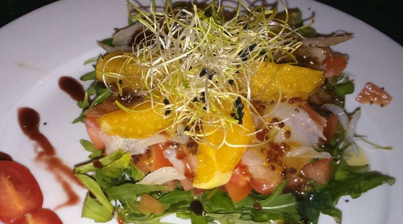 Ensalada de bacalao con naranja y verduras