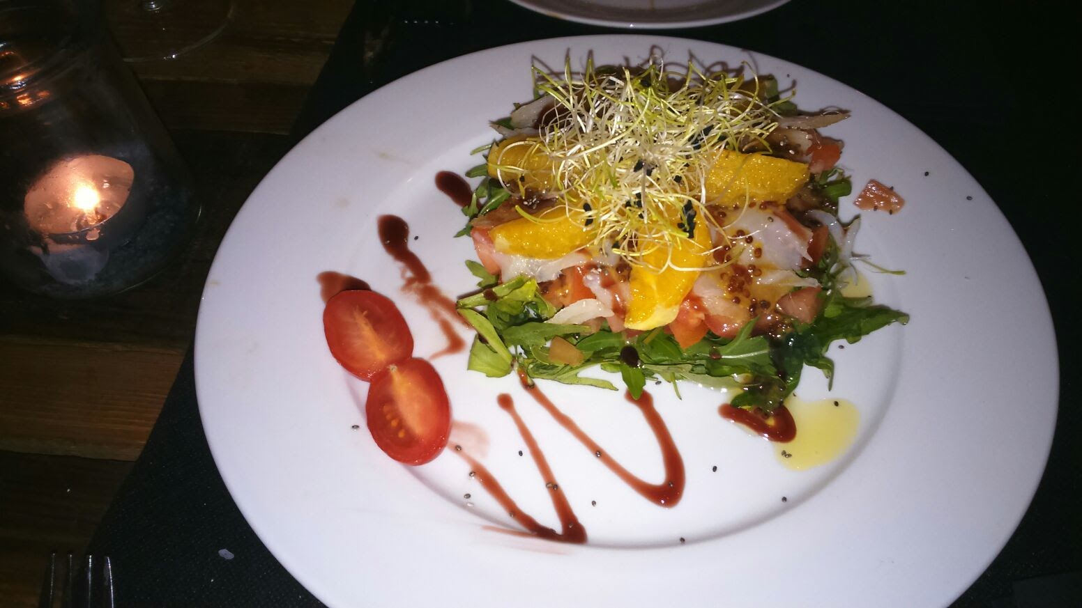 Ensalada de bacalao, naranja y verduras emplatada