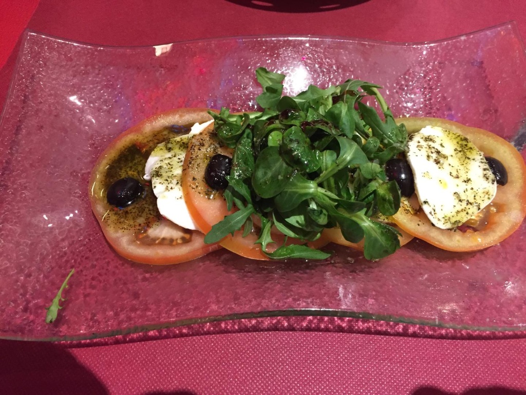 Caprese con aceitunas y rúcula emplatada