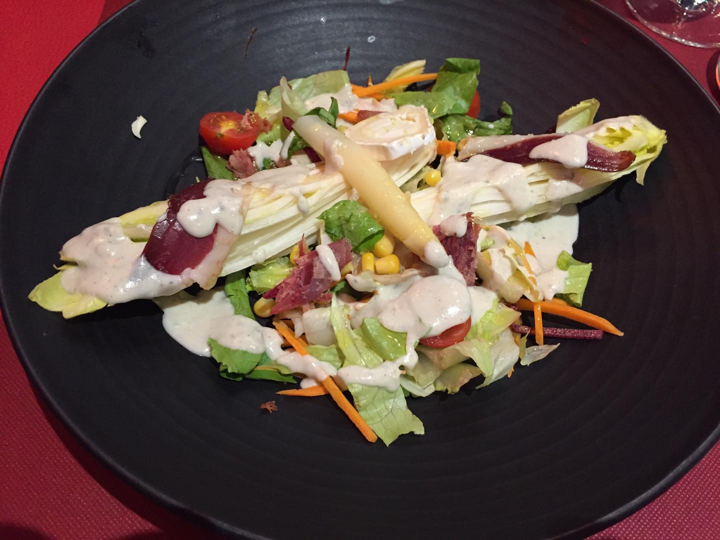 Ensalada variada con endibia, espárrago blanco y queso de cabra emplatada