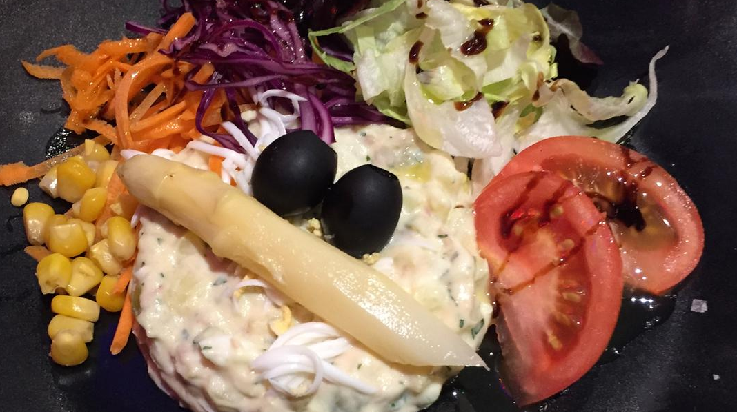 Ensalada variada con ensaladilla rusa y verduras frescas