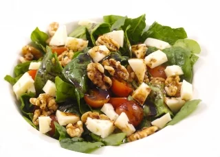 Ensalada de espinacas con nueces y queso feta