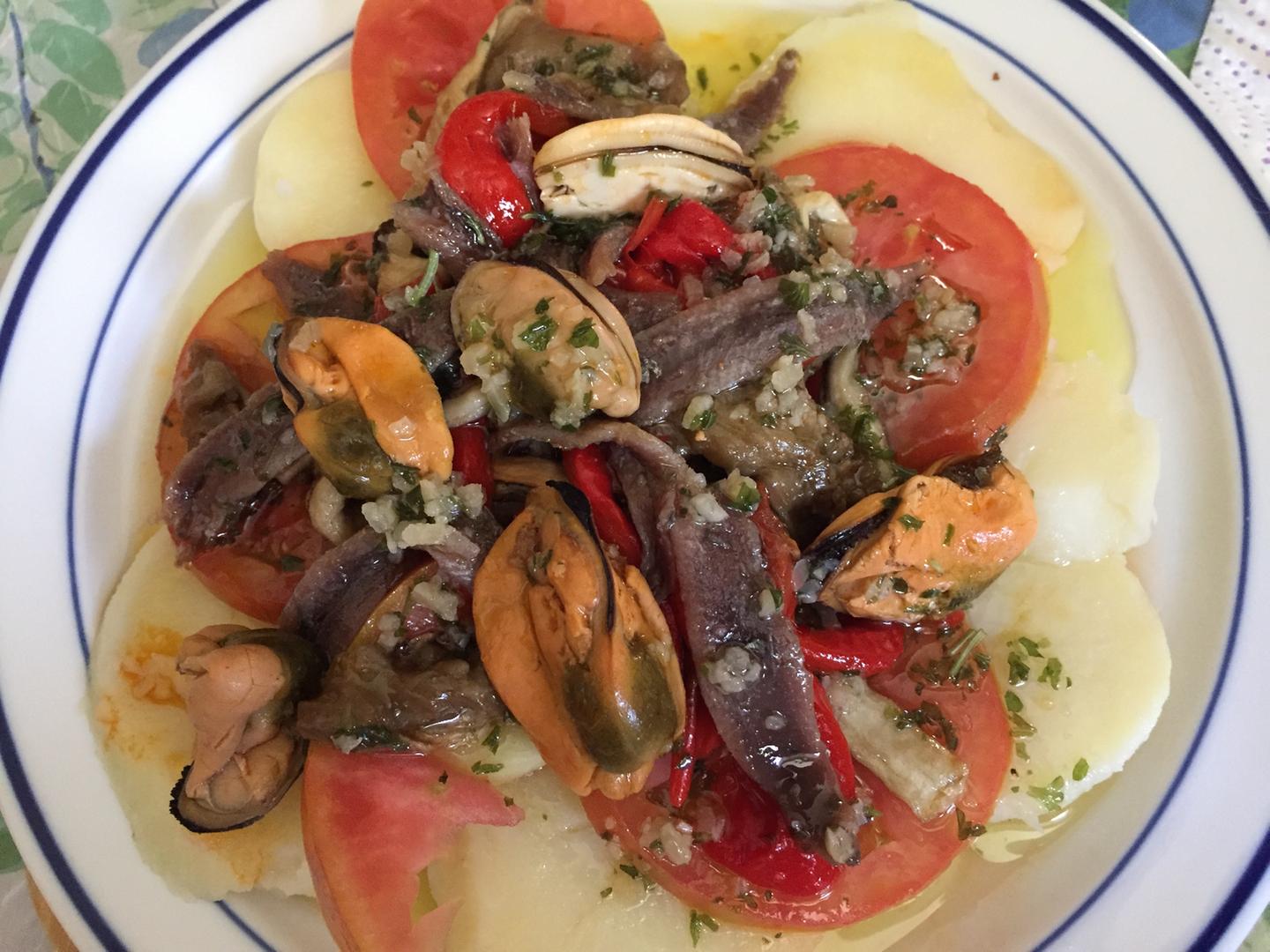 Ensalada de mejillones en escabeche con tomate, patatas y anchoas