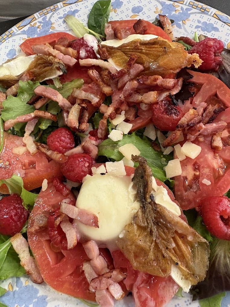 Ensalada templada de queso de cabra, bacon y frambuesas con crujiente de alcachofa