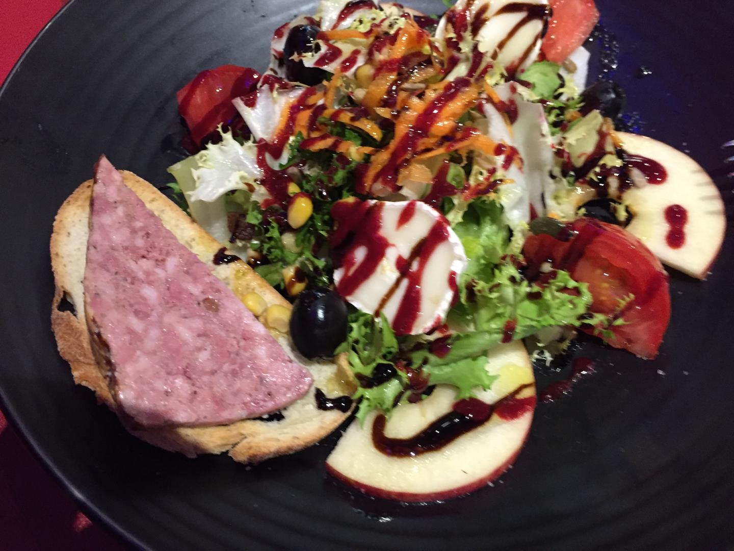 Ensalada de cabra, manzana y tosta de terrina emplatada