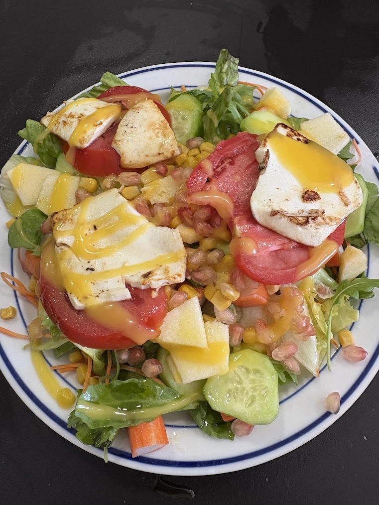 [translate:Ensalada fresca con queso a la plancha y aderezo de mostaza y miel]