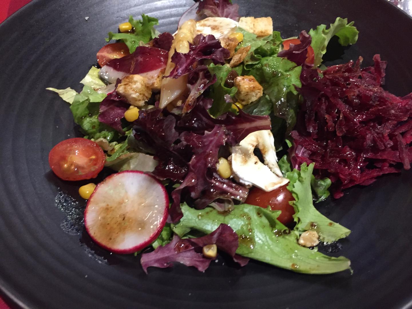 Ensalada de remolacha, queso y picatostes emplatada