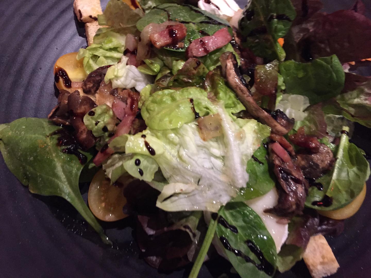 Ensalada templada de bacon y champiñones emplatada