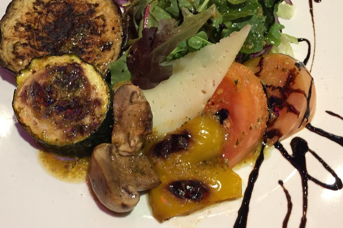 Ensalada tibia de verduras asadas, queso y reducción balsámica