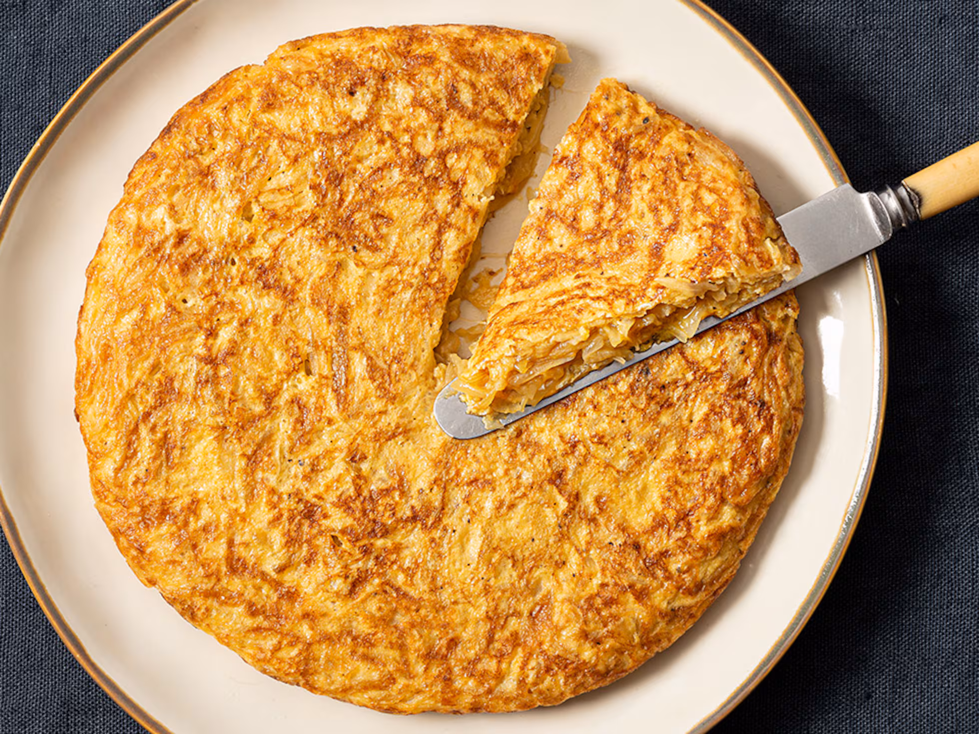 Tortilla de cebolla cortada en porciones