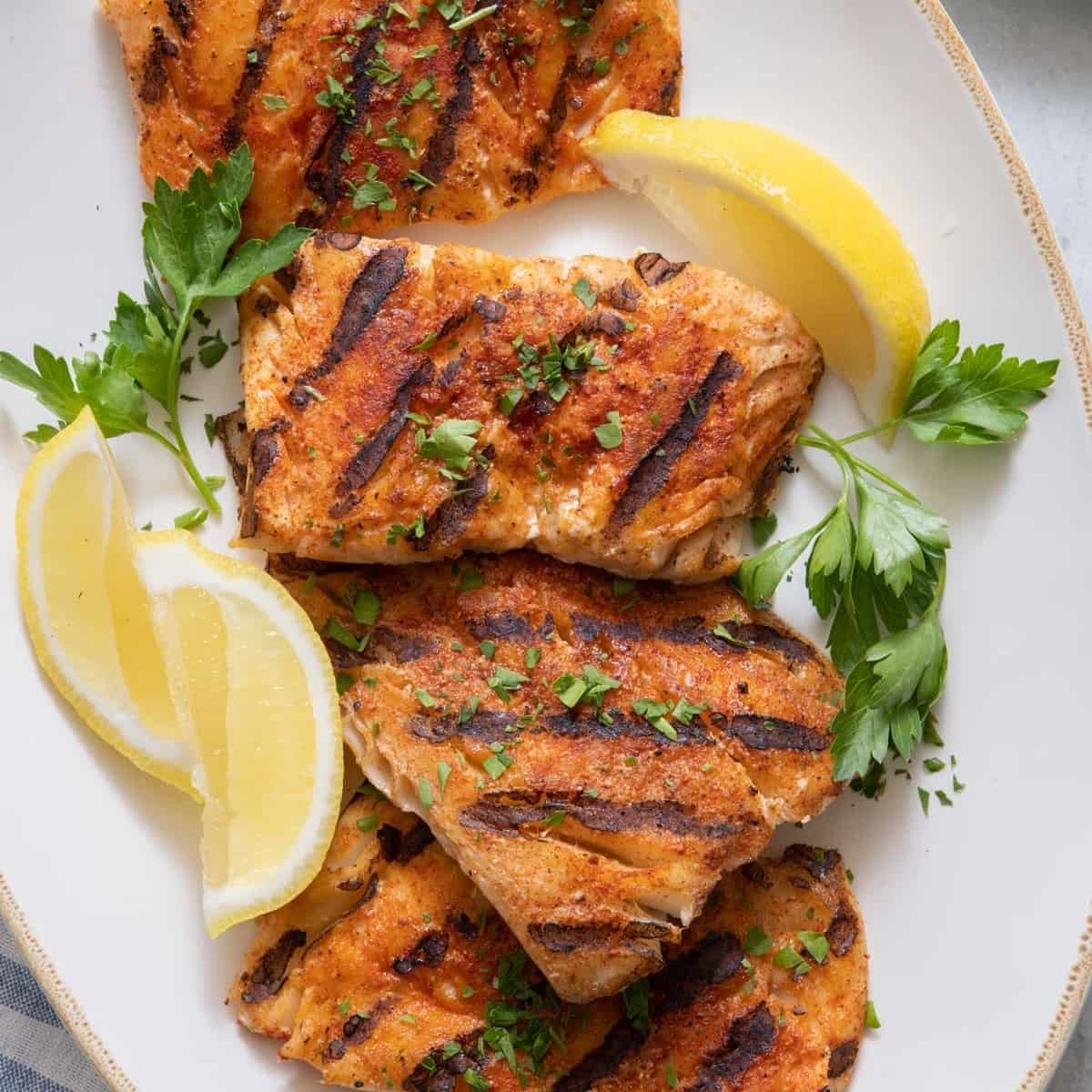 Bacalao a la brasa tradicional portugués con patatas y huevo