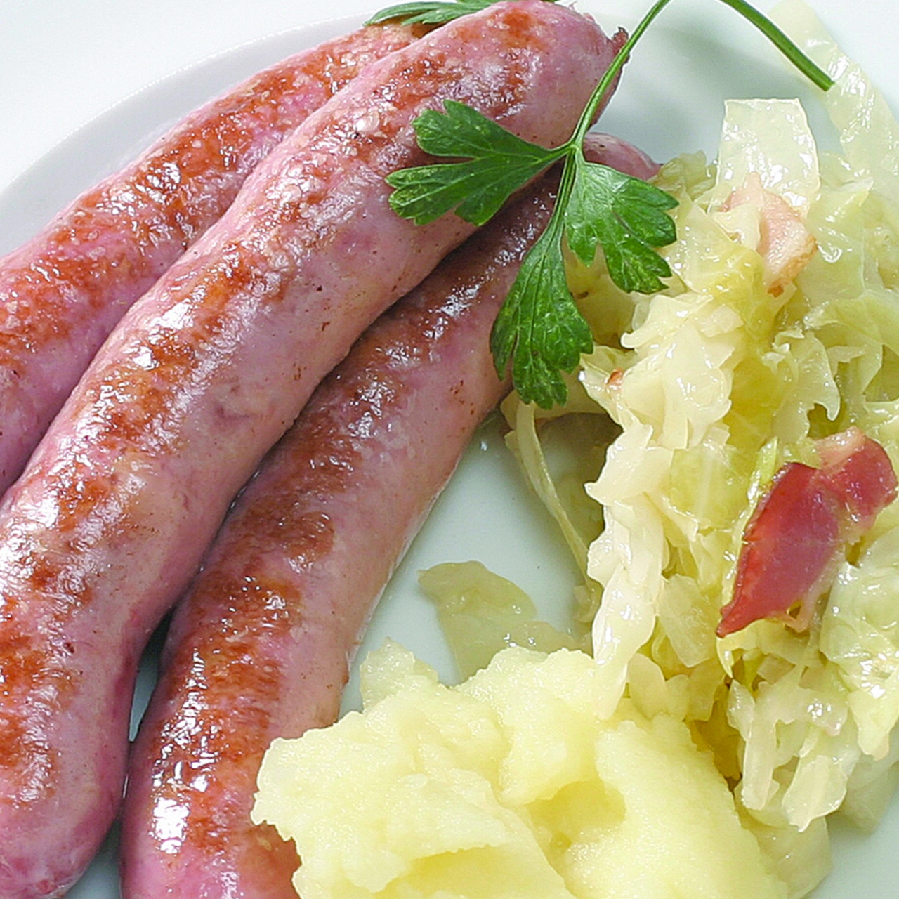 Bratwurst tradicional alemana con chucrut y mostaza