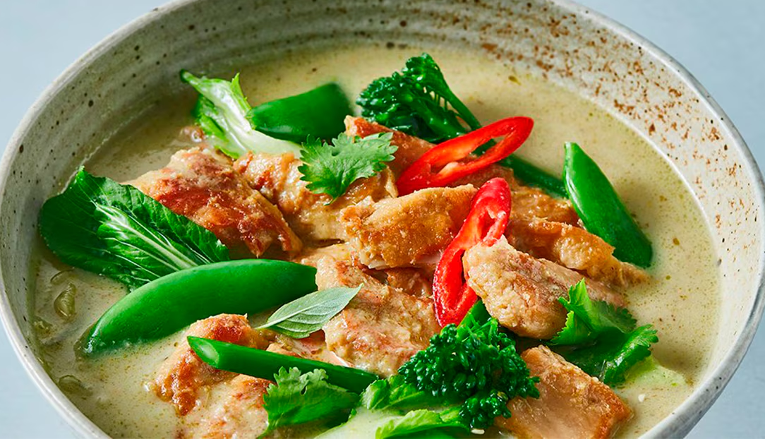 Curry verde tailandés tradicional con pollo y verduras