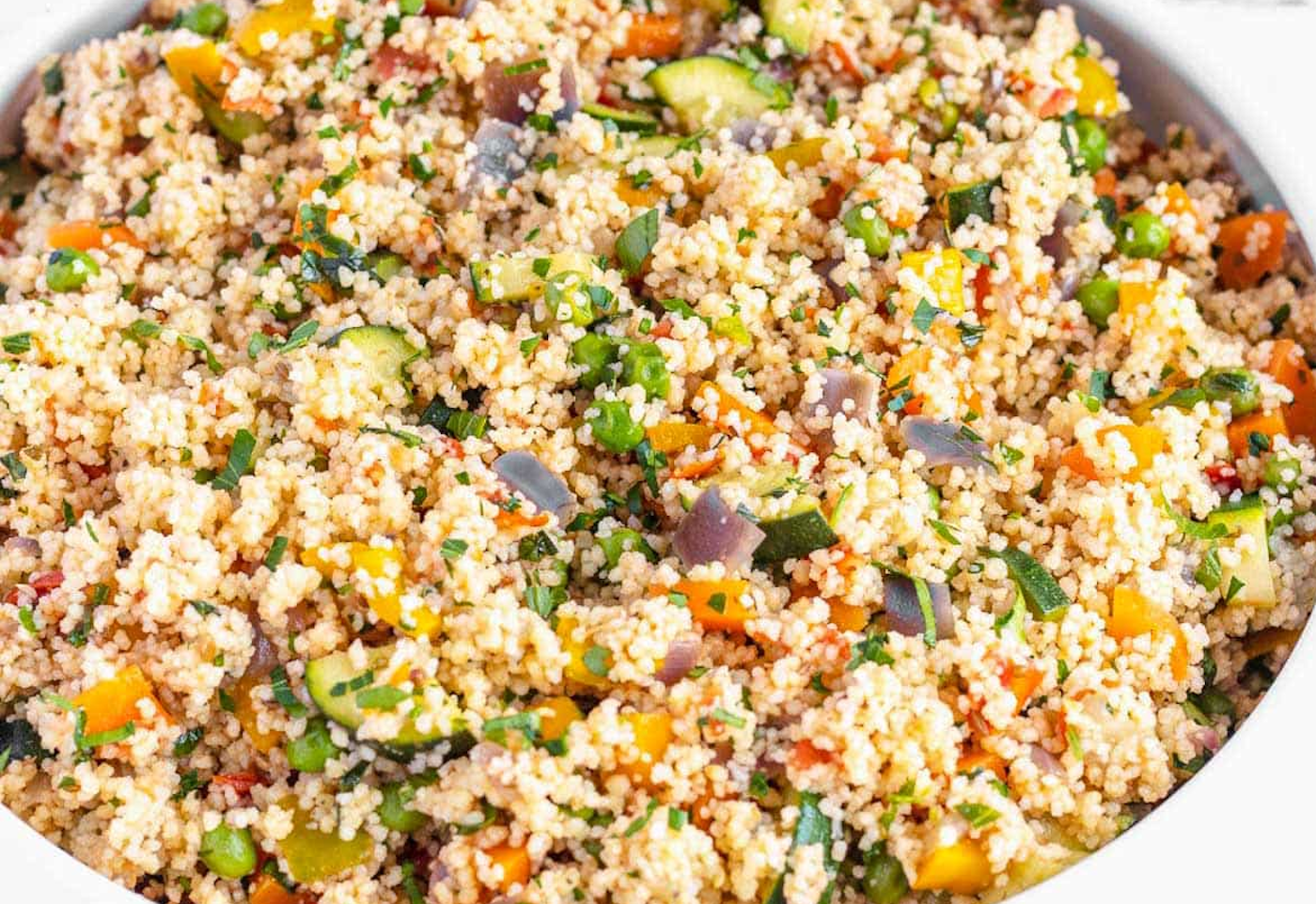 Cuenco de cuscús con verduras variadas y garbanzos