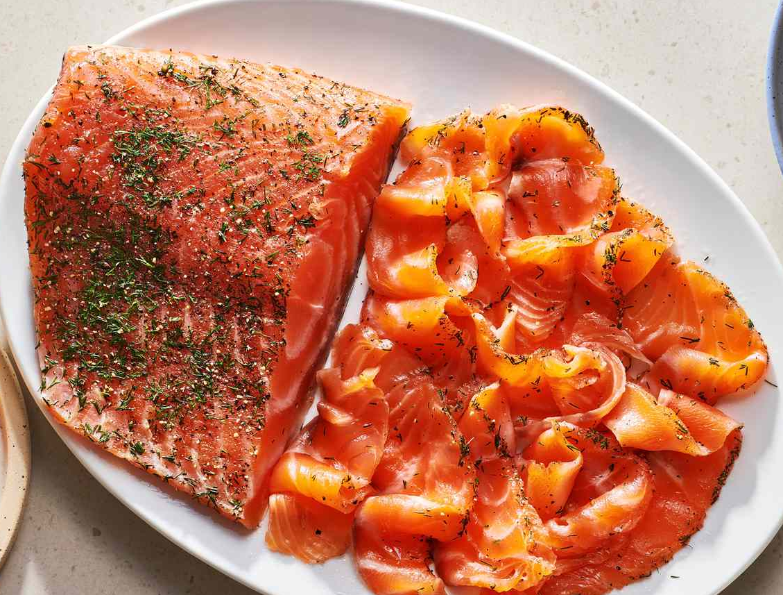 Gravlax o salmón marinado tradicional sueco