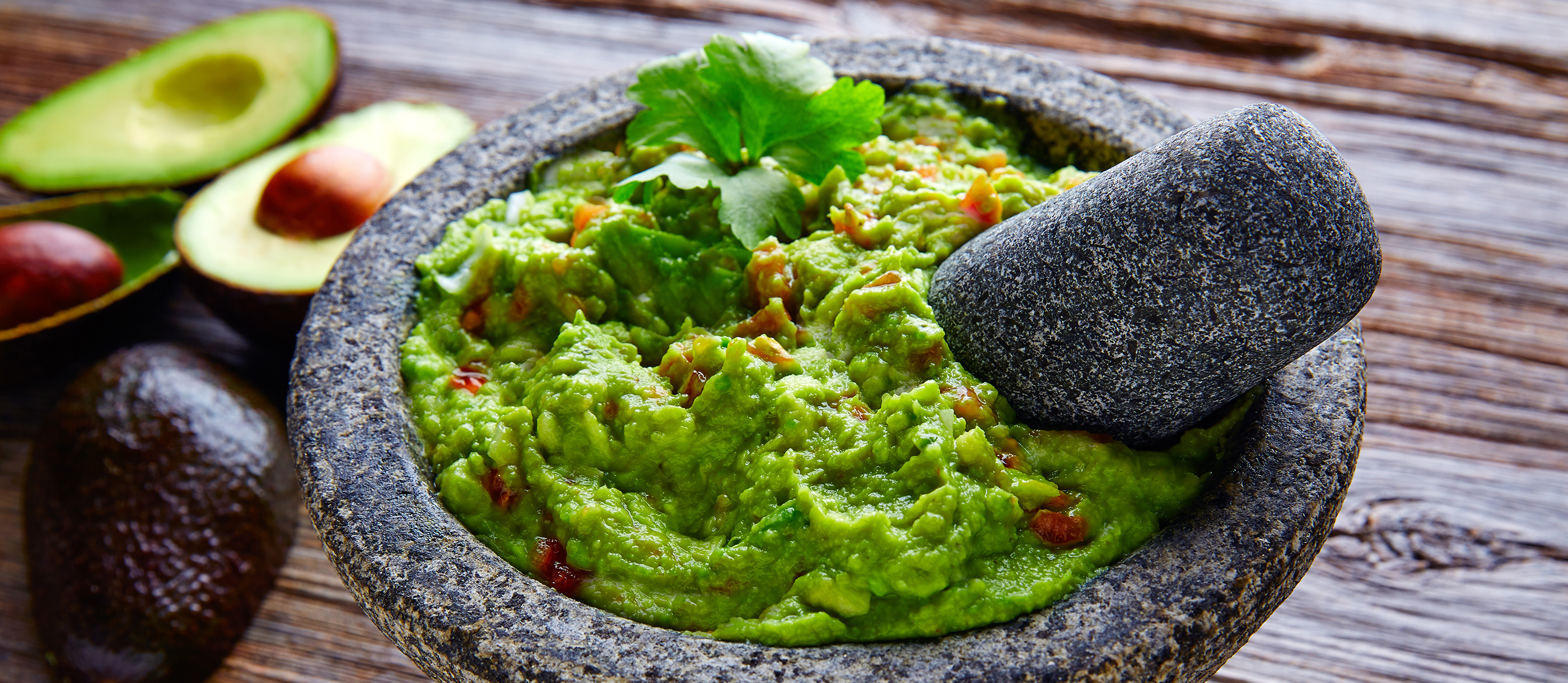 Cuenco de guacamole con totopos y lima