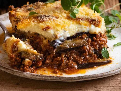 Moussaka griega tradicional con berenjena, carne y bechamel