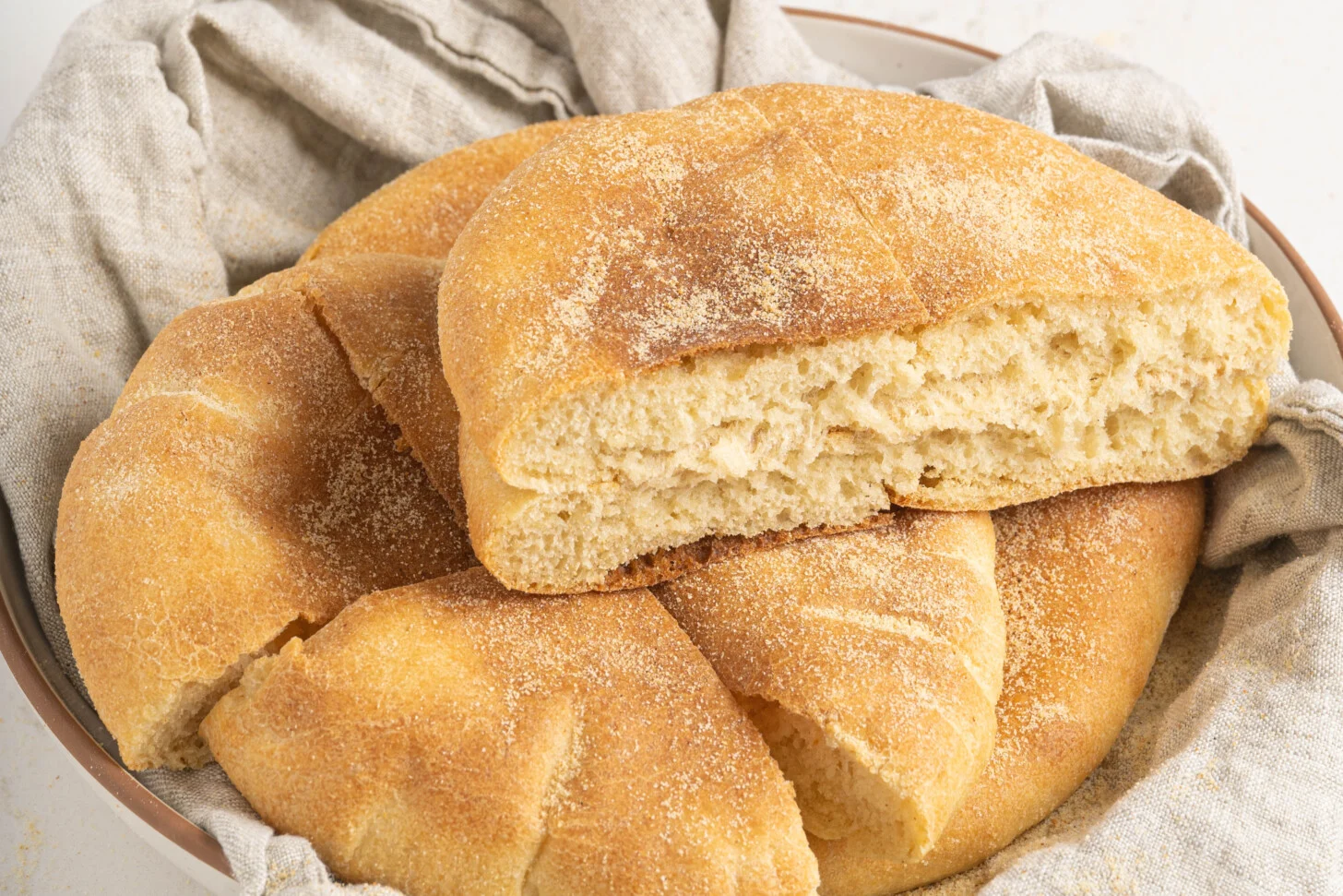 Pan marroquí redondo y dorado recién horneado