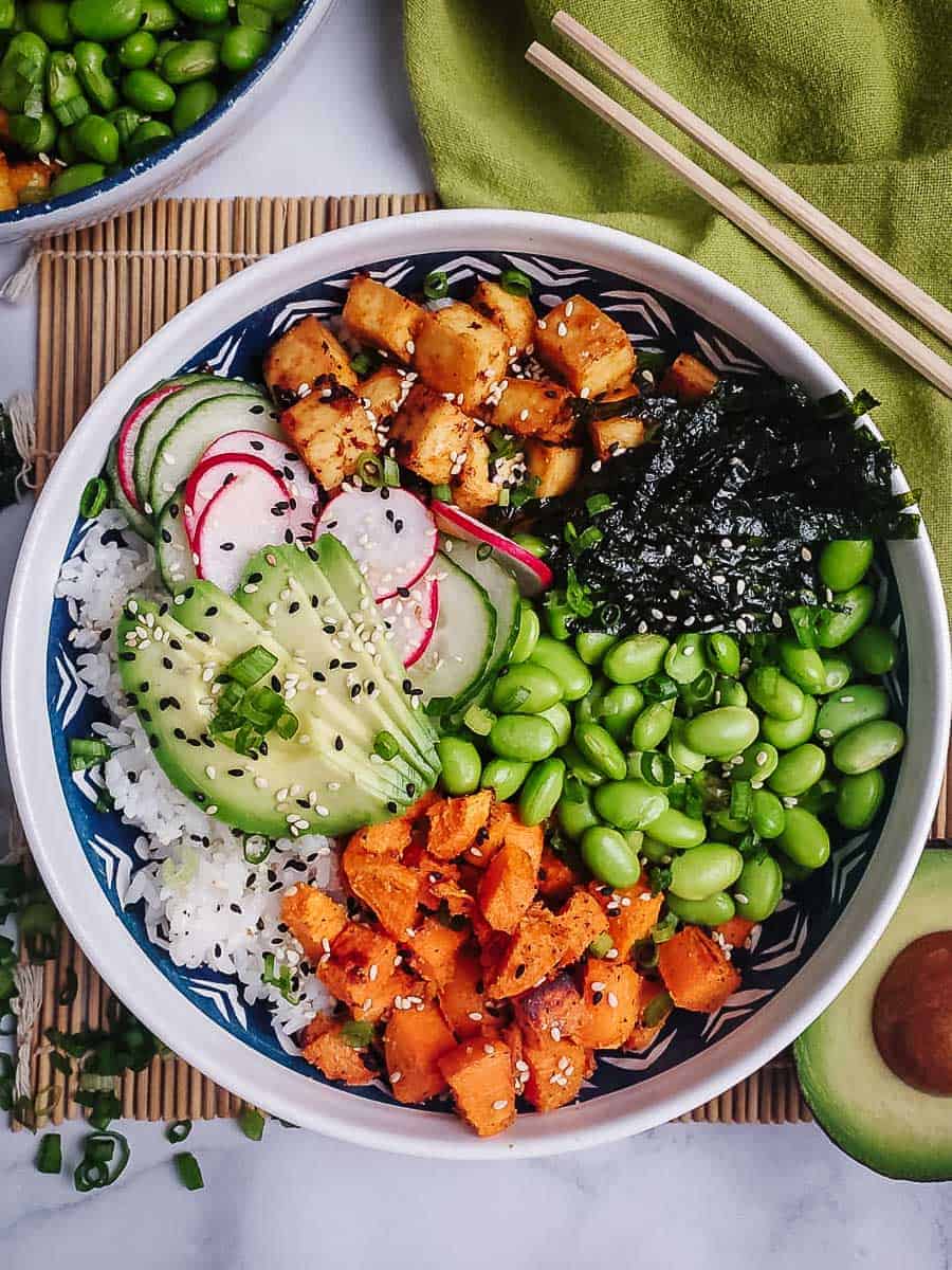 Poke veggie bowl con arroz, tofu, aguacate y vegetales frescos