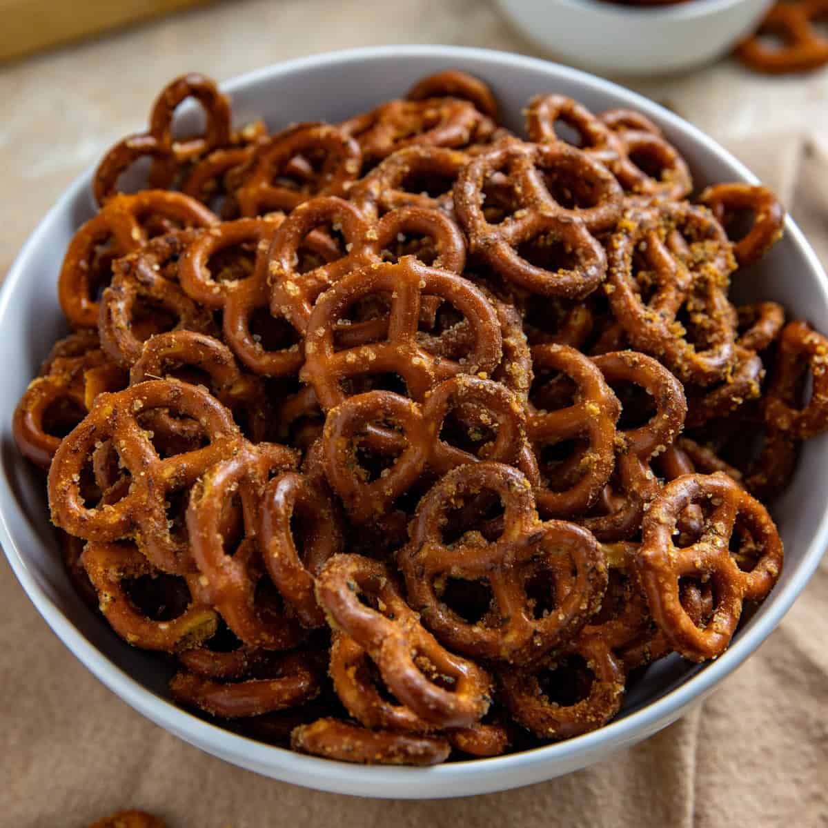 Pretzels alemanes tradicionales, lazos horneados dorados