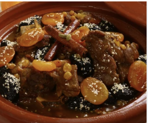 Tajín de cordero con ciruelas y especias en cazuela tradicional