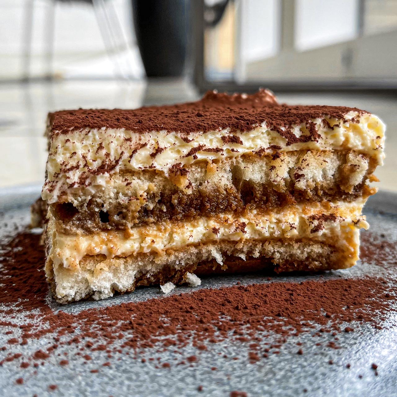 Tiramisú con cacao espolvoreado y granos de café