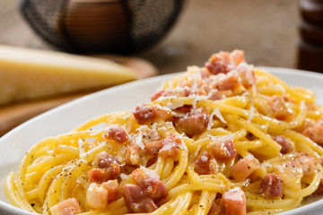 Pasta carbonara auténtica emplatada con yema y guanciale