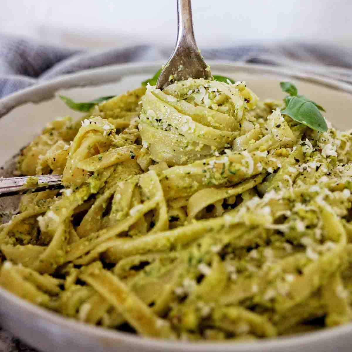 Fettuccine al pesto recién hechos