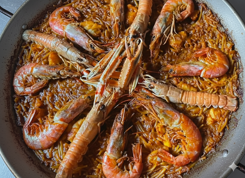Fideuà de Gandía presentada en paellera tradicional