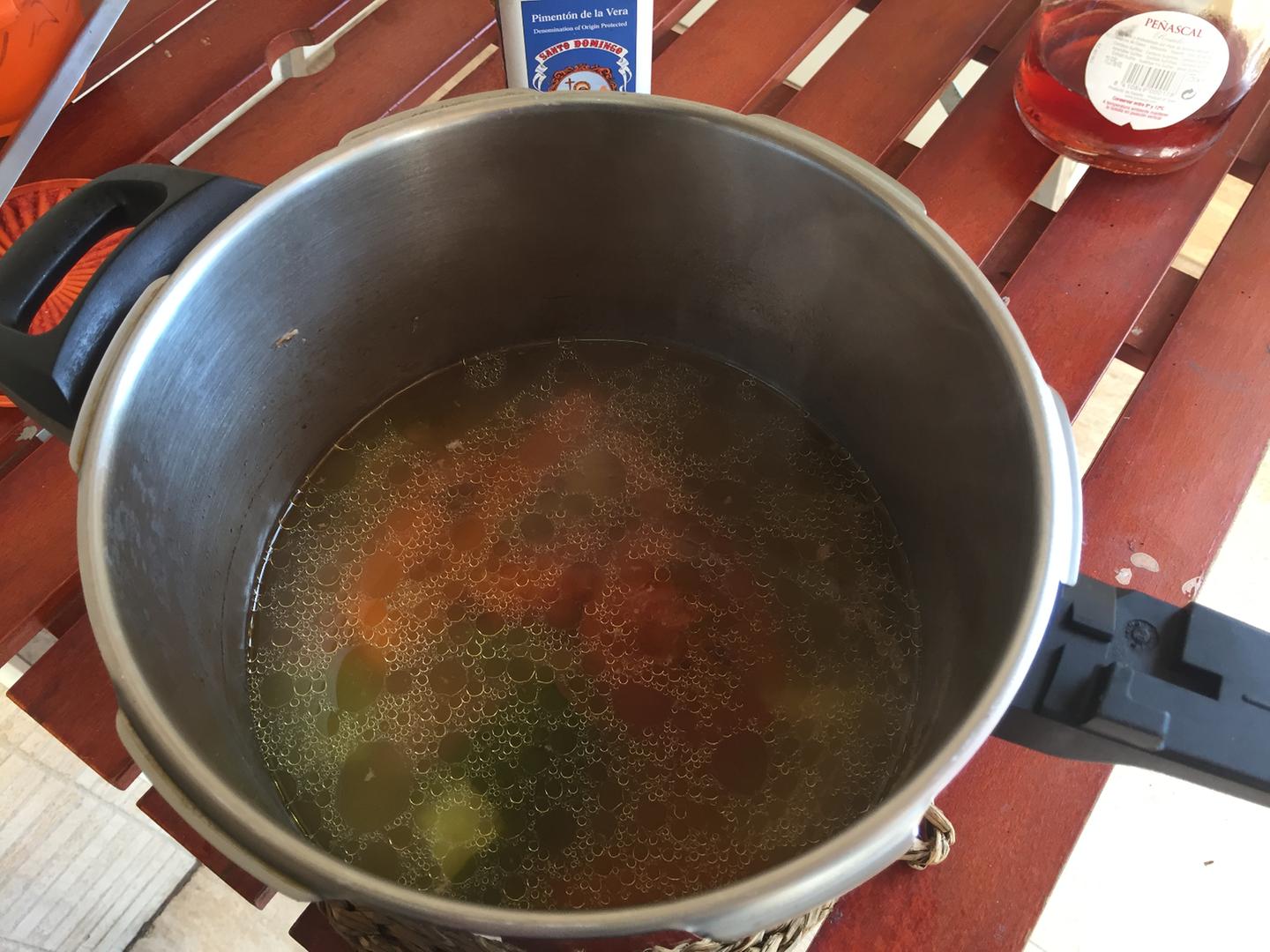 Pato precocido y caldo reservado