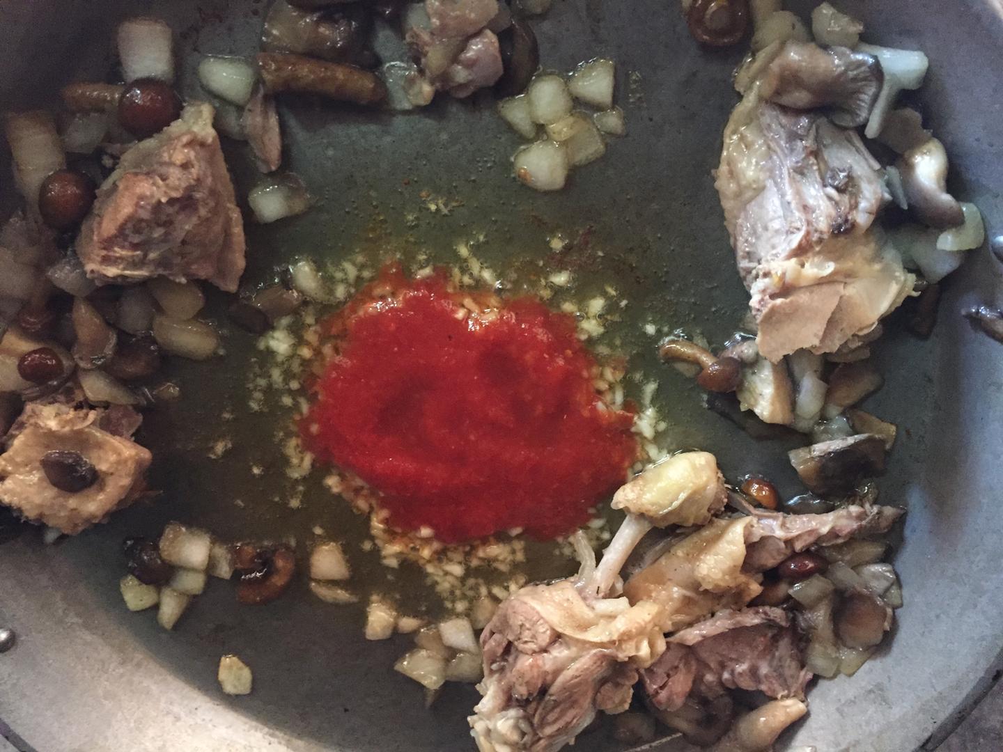 Sofrito de cebolla, ajo y tomate